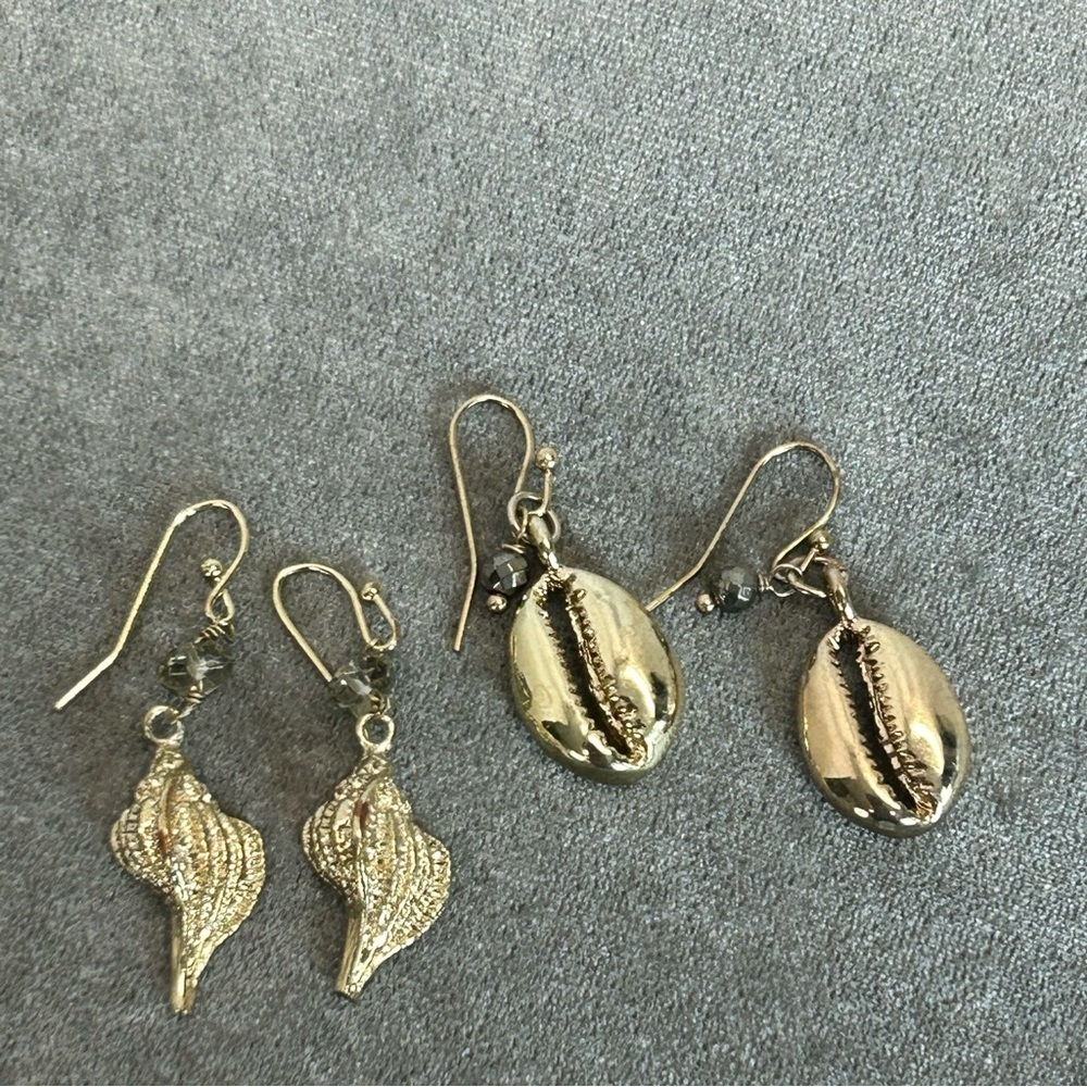 🛍3/$20 Gold tone seashell beaded dangling earring set